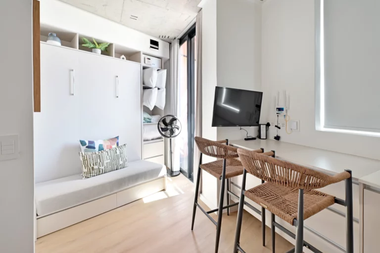 EIGHTY2 ON M Mini Apartments
